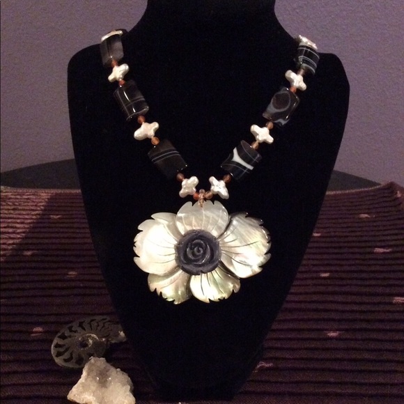 Jewelry - Mother of pearl flower necklace w/ glass beads